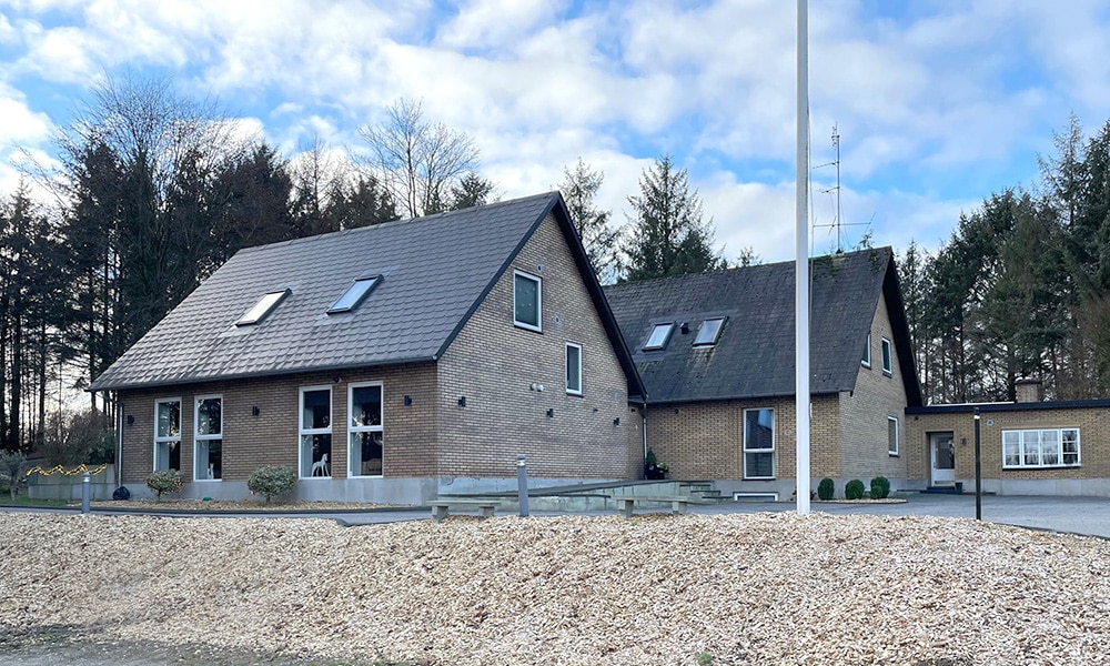 Behandlingscenter Stien. Virksomhedsfinansieret behandlingsforløb i Jylland. En virksomhed kan som udgangspunkt få fradrag for alle former for misbrugsbehandling der betales for medarbejdere – uanset om ydelse er skattefri for medarbejderen eller ej.